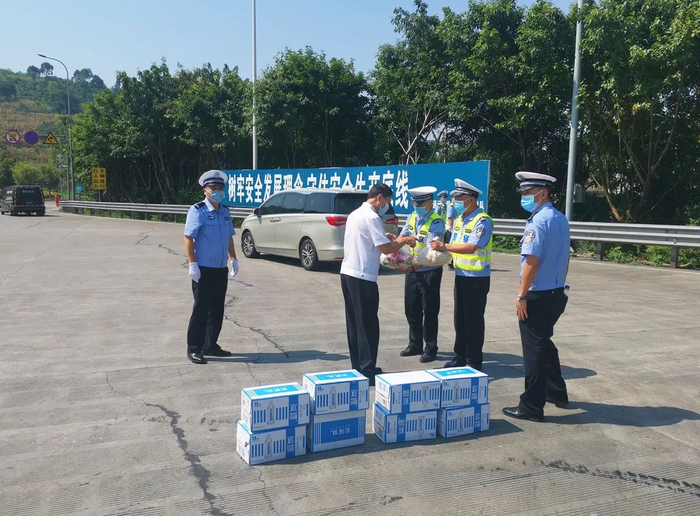 为一线执勤交巡警送上清凉大礼包 重庆市公安局交巡警总队供图