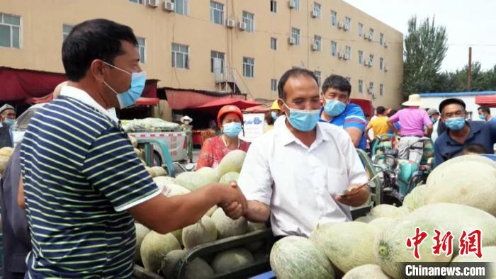 消费援疆助力新疆留香瓜远销长三角。　姑再努尔 摄