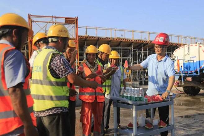 “防暑降温”移动服务台为工人送西瓜 图：重庆住建