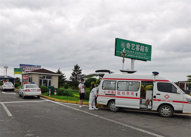 在高速公路设置的落地核酸检测点为省外来（返）人员免费做核酸检测。海伦市委宣传部 供图