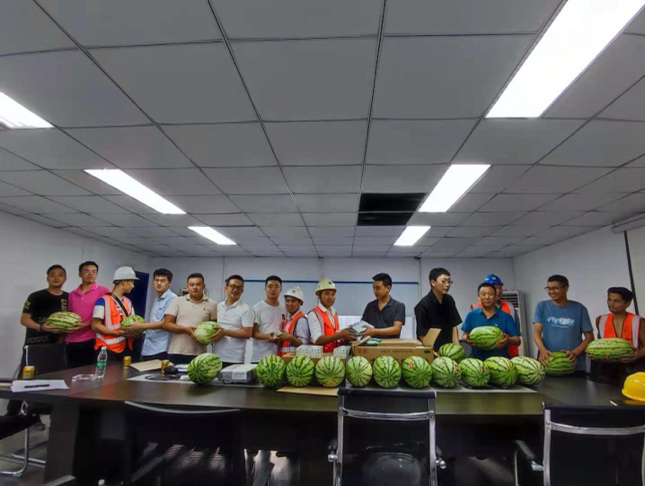 作业班组收到西瓜 中建三局三公司安装分公司（西南）供图