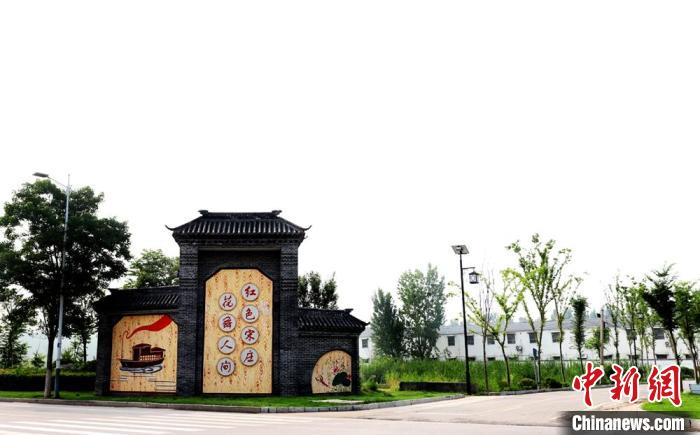 宋庄村醒目的村口标识。　孙辉 　摄