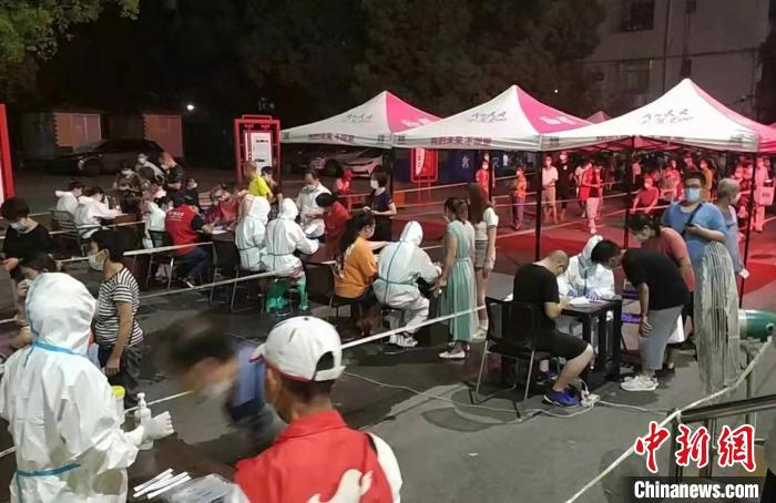  8月5日晚，荆门市民有序排队进行核酸检测（资料图） 吴奇 摄