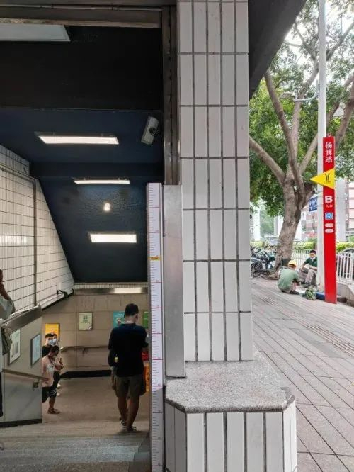 地铁站出入口关站线。通讯员供图