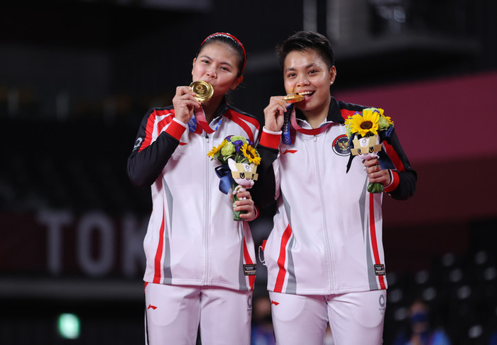 8月2日，波莉（左）/拉哈尤在颁奖仪式上。新华社记者 欧东衢 摄