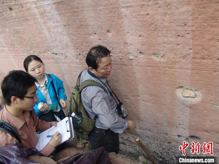 彭华对丹霞山进行地貌考察 受访者供图