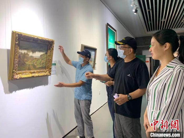 该展吸引了众多市民。　刘锡菊 摄