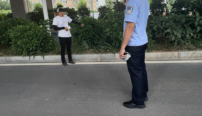 7月28日下午，狗肉摊主指认交易现场。受访者供图