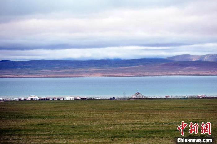 西藏安多县兹格塘错岸边帐篷林立，旅游业发展势头良好。　中新社记者 孙自法 摄