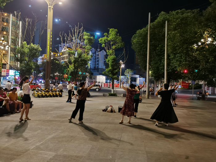 夜晚的宝桢湖公园，成为市民休闲好去处