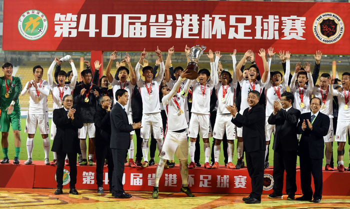兼任香港足球总会主席的贝钧奇近年曾带领香港足球队参加“省港杯”，图为第40届杯赛港队夺冠