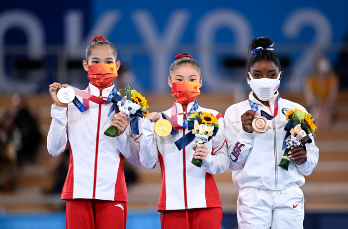　　8月3日，女子平衡木冠军中国选手管晨辰（中）、亚军中国选手唐茜靖（左）与季军美国选手拜尔斯在颁奖仪式上。新华社记者 程敏 摄