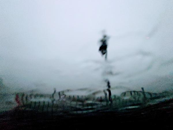 大雨中的江汉关江边。谌毅图