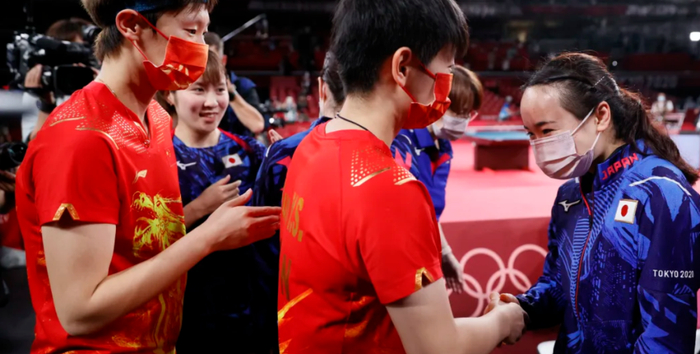 乒乓球女团决赛后，中日运动员互致问候，伊藤同孙颖莎握手。 图源：olympics.com