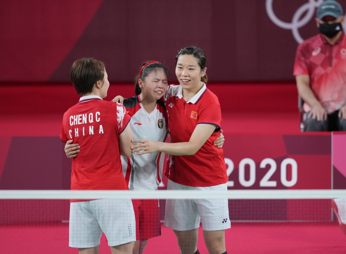 8月2日，陈清晨（左）/贾一凡（右）与波莉在比赛后。新华社记者&nbsp;薛玉斌&nbsp;摄