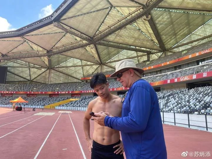 兰迪·亨廷顿指导苏炳添。 图源：微博@苏炳添