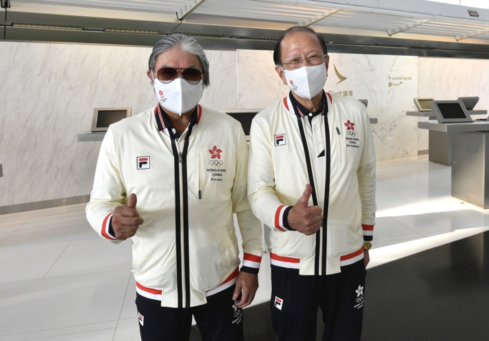 中国香港体育协会暨奥林匹克委员会会长霍震霆（左）和贝钧奇为港队打气