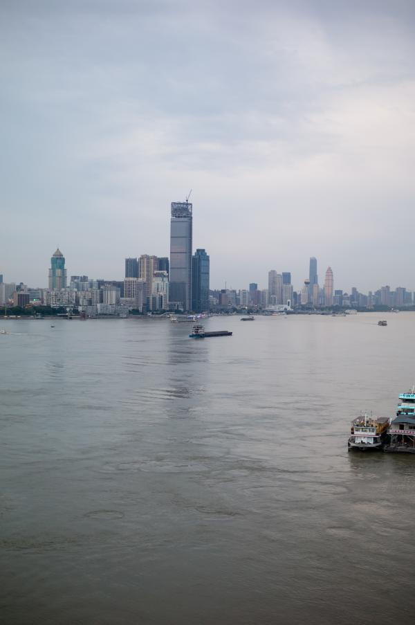 武汉长江大桥武昌桥头江景。谌毅图