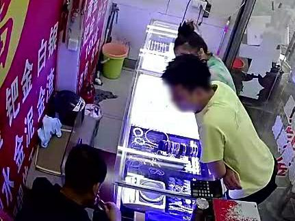 图说：店铺内的公共视频记录下嫌疑人行骗过程 来源/嘉定警方供图（下同）