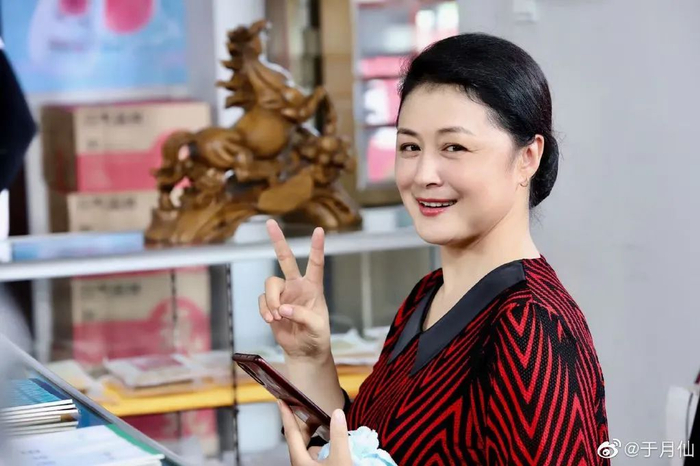 半个多月前，于月仙在微博留下了关于“谢大脚”的最后影像。微博截图