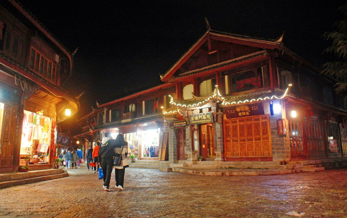 资料图：夜晚的丽江古城。图/IC photo