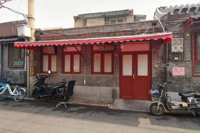 ▲东城区石头胡同40号是一间由临街平房改建的棋牌室，从外面看没有任何的招牌，门窗也被锁住，但记者8月6日探访时发现，其屋内仍有人在打麻将。新京报记者 裴剑飞&nbsp;摄