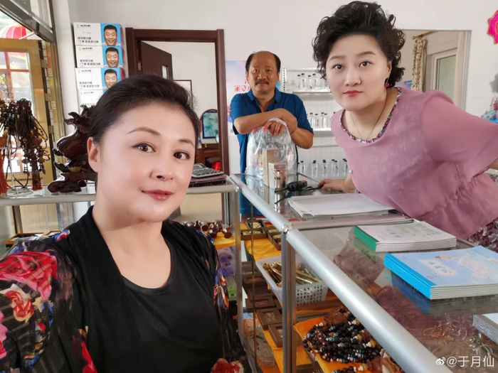 于月仙（左一）在“大脚超市”里与剧中的谢广坤、王云合影。微博截图