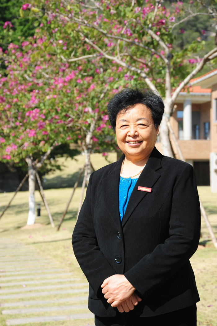 全国人大代表、山东省曹县五里墩行政村党支部书记王银香