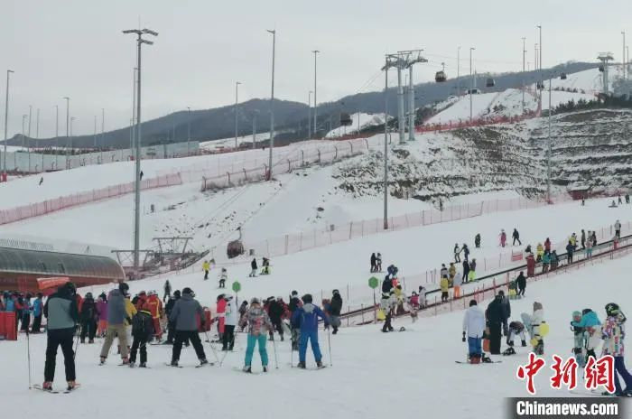 资料图：滑雪爱好者来到张家口崇礼释放激情。张帆 摄