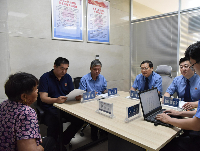 　高氏代表丧母的杜鹃向单县检察院申请国家司法救助。图为简易听证会现场。 