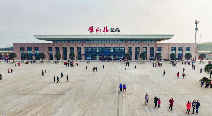 璧山站高铁广场 曾清龙 摄