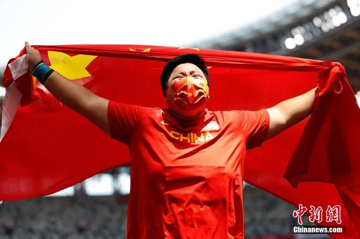 8月1日，东京奥运会女子铅球决赛，巩立姣夺冠。这是她职业生涯首枚奥运金牌，也是中国田径队在本届奥运会收获的第一枚金牌。中新社记者 富田 摄