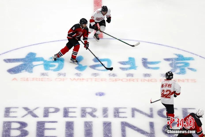 资料图：2021年4月2日，“相约北京”冰上项目测试活动冰球比赛拉开帷幕。中新社记者 韩海丹 摄