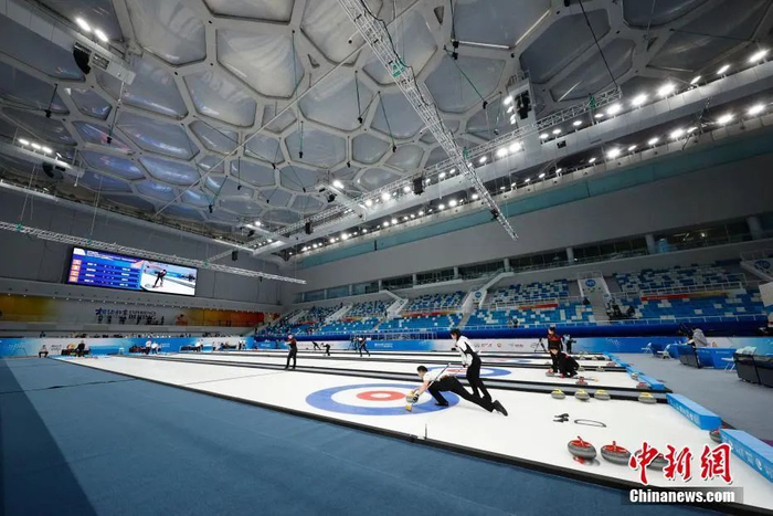 资料图：“水立方”到“冰立方”的华丽转身。2021年4月1日，“相约北京”冰上测试活动进行冰壶比赛。中新社记者 韩海丹 摄