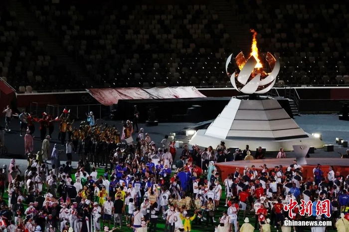 8月8日，日本东京新国立竞技场，东京奥运会闭幕式举行。图为闭幕式现场的圣火。中新社记者 韩海丹 摄
