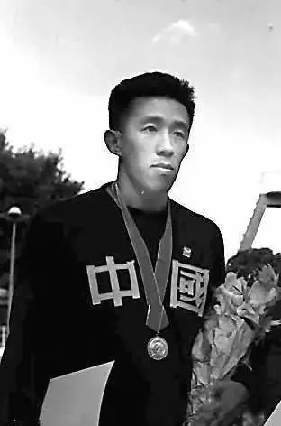 站在领奖台上的吴传玉