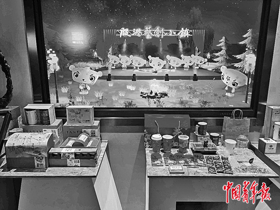     小镇内创业青年为乡村制作的文化产品和包装。中青报·中青网记者 王海涵/摄