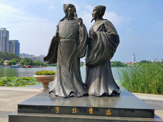     南池湖畔的李白、杜甫像 陈鼎/摄