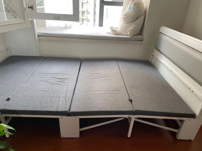 推拉床和飘窗窗台存在明显高度差（图片由程女士提供）