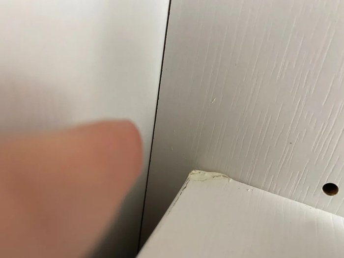 入户鞋柜内板材边角位置破损（图片由程女士提供）