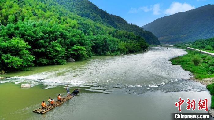 图为九鲤溪依村流淌。　福鼎市融媒体中心 供图