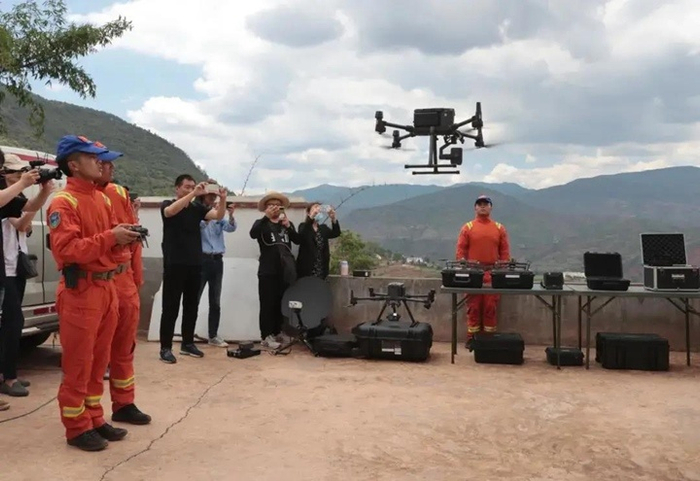 云南省森林消防工作人员操作无人机跟踪大象