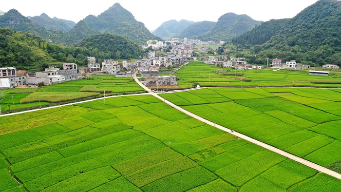 资料图：俯瞰黔西南州安龙县春潭街道当朝村乡村景色。（央广网发 视觉中国供图）