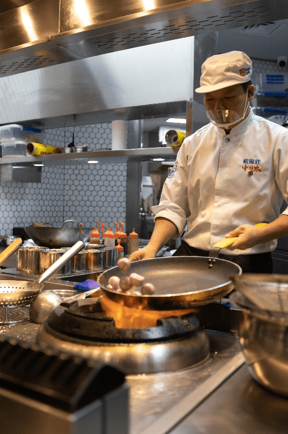 所有员工全部接种疫苗，戴口罩。