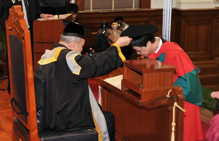 香港大学向许鞍华（右）颁授名誉博士。香港大学资料图