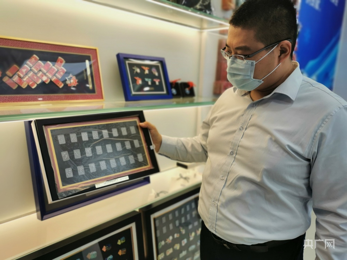 牛超向记者展示其中一套奥运徽章（总台央广记者佟亚涛 摄）