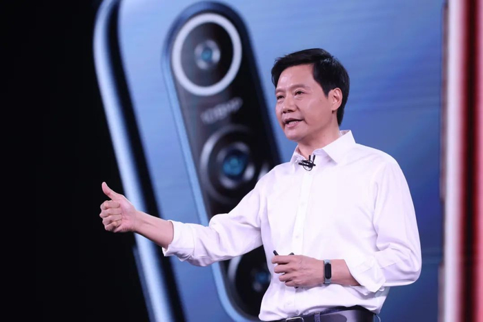 ▲雷军在发布会上进行演讲。