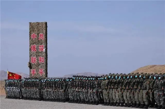 ▲8月9日，地面方队在“西部·联合-2021”演习开始仪式上整齐列队。新华社记者 刘芳 摄