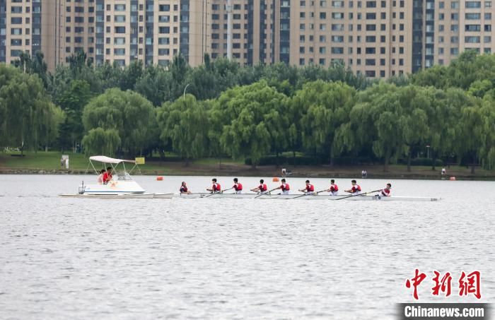 图为学员们在浑河上划赛艇。　于海洋 摄