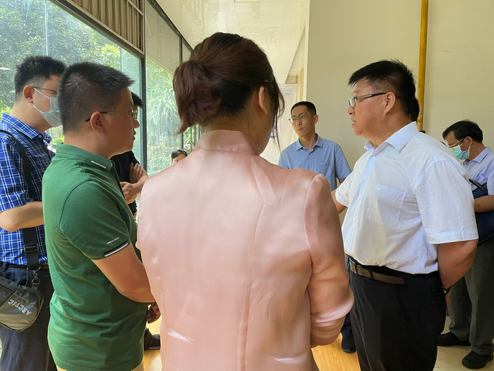 7月14日，国务院安委办明查暗访组在柳州山语城小区检查燃气管道占压问题。新京报记者 苑苏文 摄